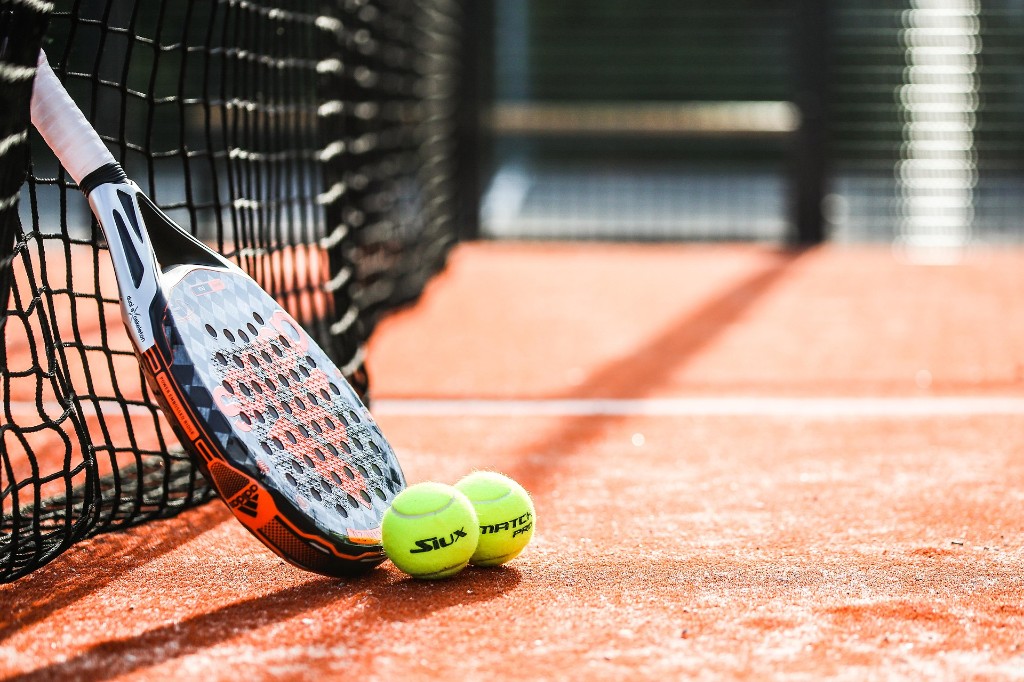 Raquette et balles de padel sur un court